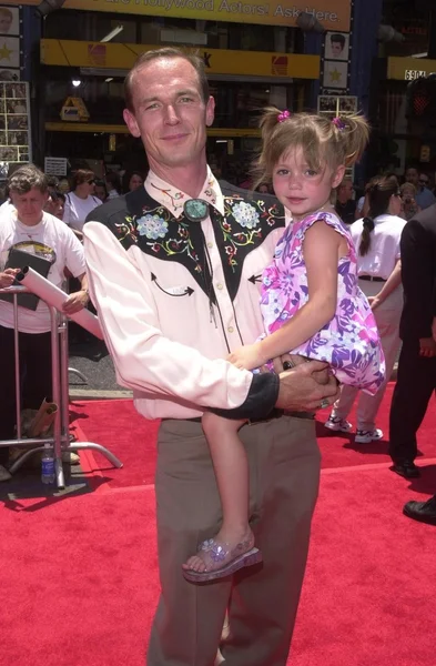 Toby Huss y su hija Charlotte — Foto de Stock