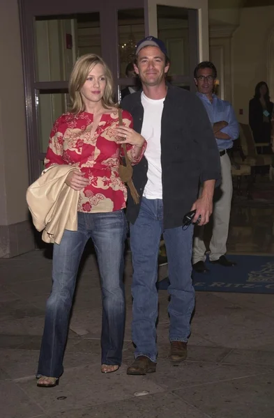 Jennie Garth and Luke Perry — Stock Photo, Image