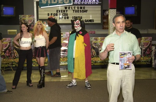 Lloyd kaufman spricht mit den tromettes und sgt. kabukiman — Stockfoto