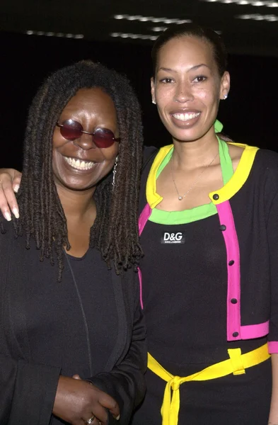 Whoopie Goldberg e filha Alex — Fotografia de Stock