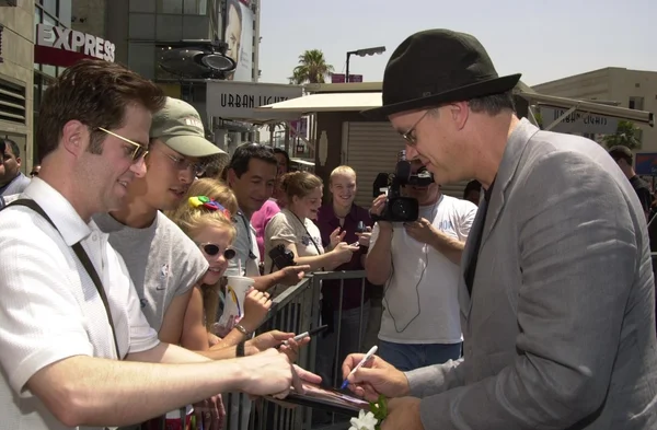 Tim Robbins signs for fans — Stock Photo, Image