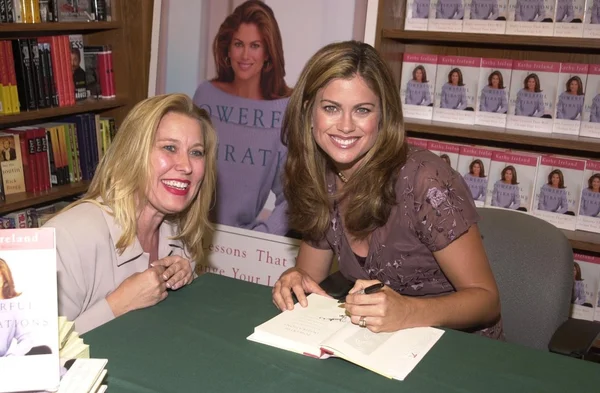 Kathy Ireland and fan — Stock Photo, Image