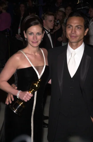 Julia Roberts y Benjamin Bratt — Foto de Stock