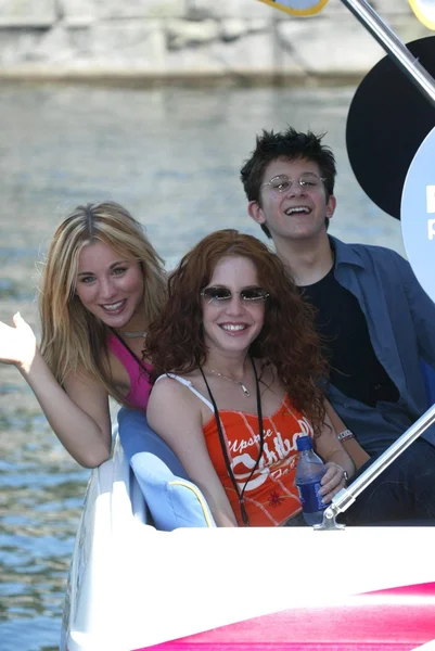 Kaley Cuoco, Amy Davidson y Martin Spanjers — Foto de Stock