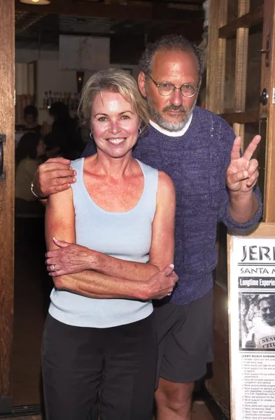 Jerry Rubin y Michelle Phillips — Foto de Stock