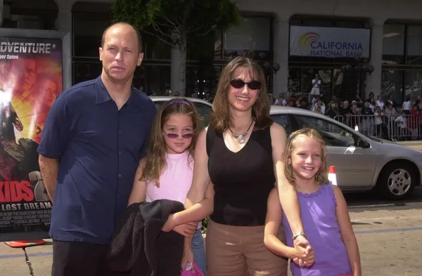 Mike Judge and family Julia, Francesca and Lily — Stock Photo, Image