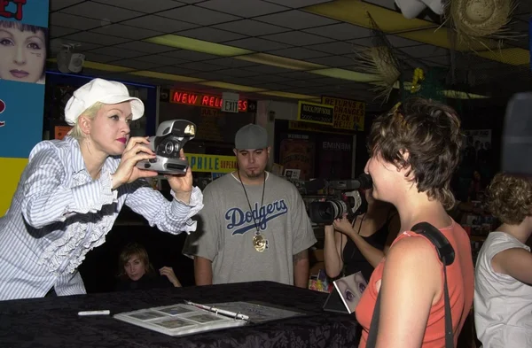 Cyndi Lauper e fã — Fotografia de Stock