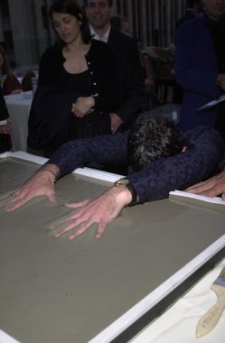 Antonio banderas onun el izleri betona alır.