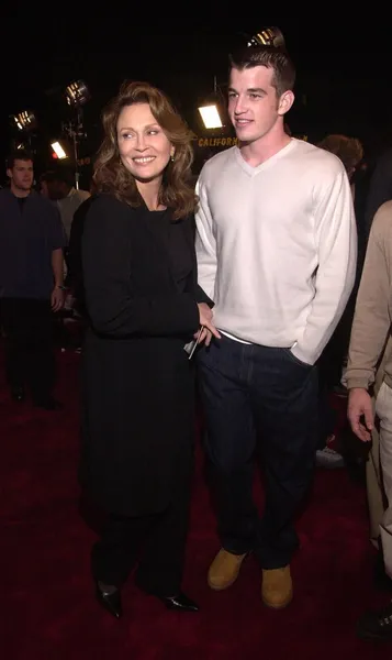 Faye Dunaway and son — Stock Photo, Image