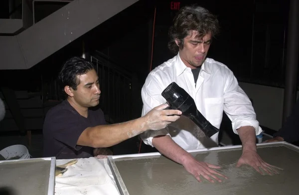 Benicio del toro onun el izleri betona alır. — Stok fotoğraf