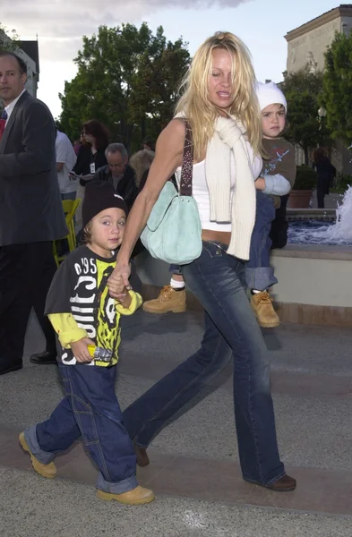 Pamela Anderson and kids — Stock Photo, Image