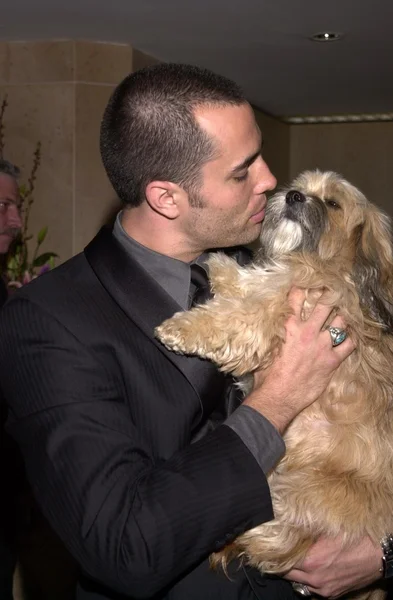 Victor Webster and the new Benji — Stock Photo, Image