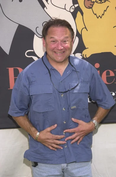 Stephen Furst montre combien de poids il a perdu. — Photo