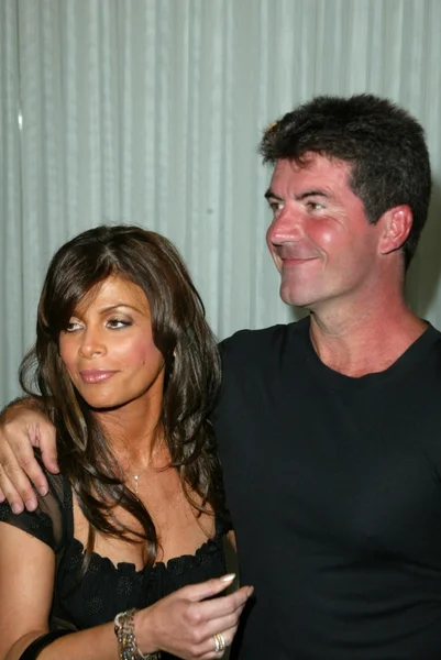 ポーラ ・ アブドゥルとサイモン cowell します。 — ストック写真