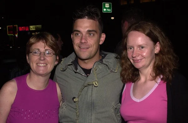 Robbie Williams e fãs — Fotografia de Stock