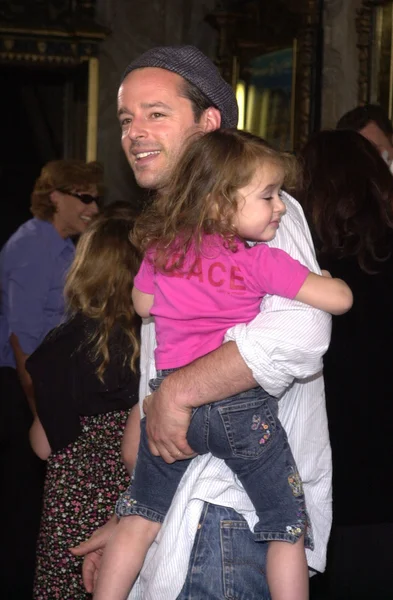 Gil Bellows con amigo — Foto de Stock