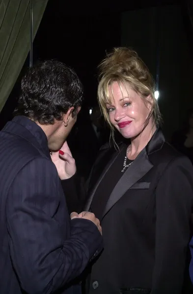 Antonio Banderas saca una bocanada del cigarrillo de Melanie Griffith —  Fotos de Stock