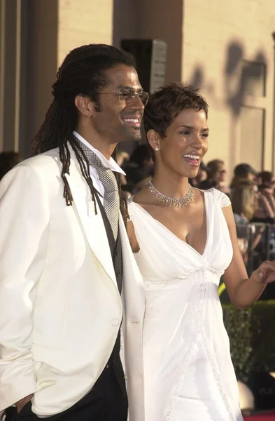 Halle Berry e Eric Benet — Fotografia de Stock