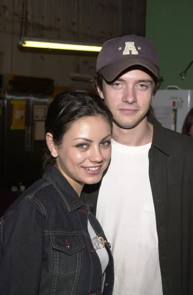 Mila Kunis and Topher Grace — Stock Photo, Image