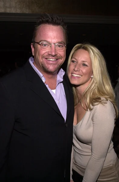 Tom Arnold e esposa Julie Champnella — Fotografia de Stock