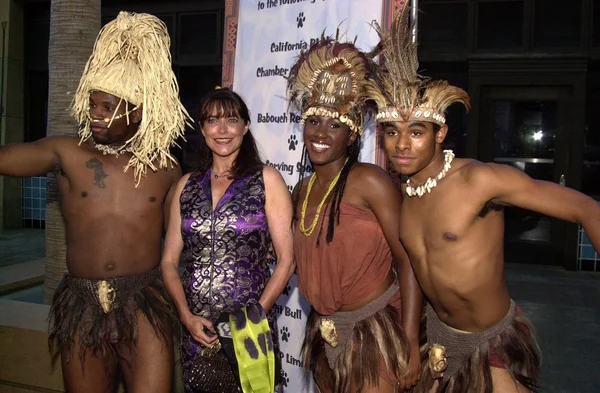 Karen allen i shaka zulu tancerzy — Zdjęcie stockowe