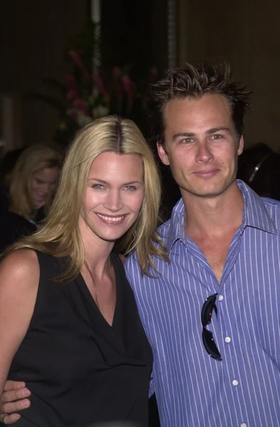 Natasha henstridge och make liam waite — Stockfoto