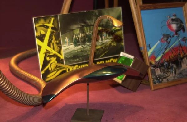 Original props at the screening of "War of the Worlds" — Stock Photo, Image