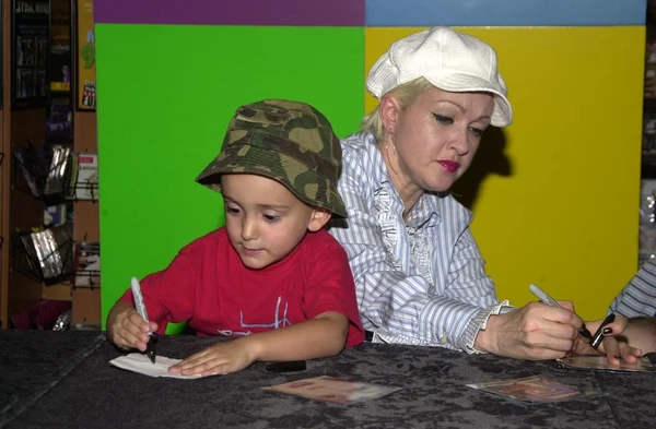 Cyndi Lauper and fan — Stock Photo, Image