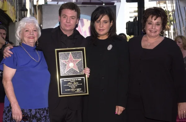 Mike Myers com a mãe Alice e a esposa Robin Ruzan e sua mãe — Fotografia de Stock