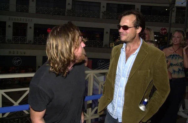 Donal Logue jokingly stands in the press line to take photos of friend Bill Paxton — Stock Photo, Image