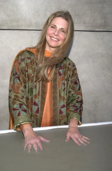 Lindsay Wagner gets her handprints in cement — Stock Photo, Image