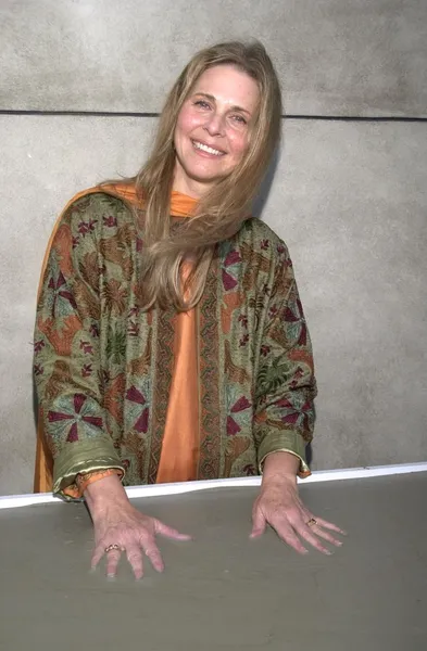 Lindsay Wagner obtient ses empreintes de mains en ciment — Photo