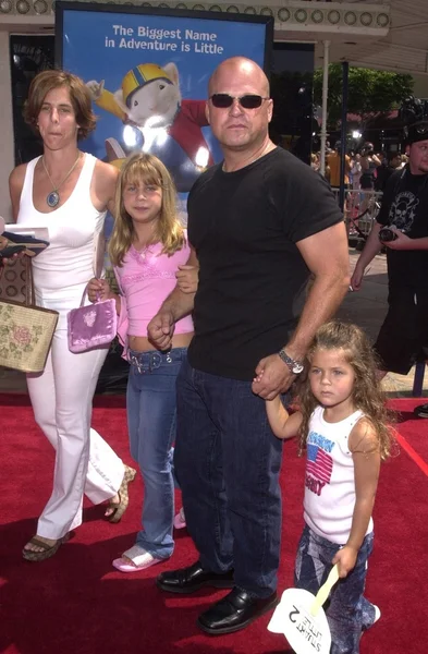 Michel Chiklis, la moglie Michelle Moron e le figlie Autunno e Odessa — Foto Stock