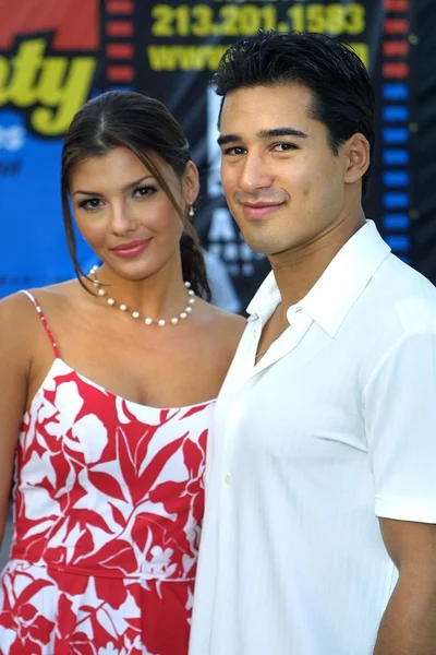 Ali Landry and Mario Lopez — Stock Photo, Image