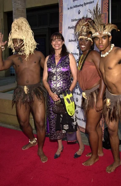 Karen Allen and Shaka Zulu dancers — Stock Photo, Image