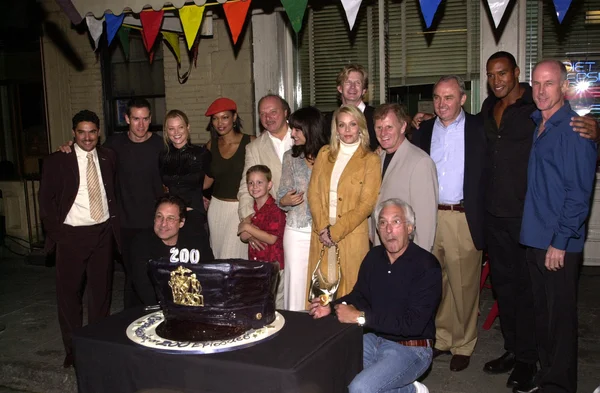 NYPD Blue cast and crew cut the cake — Stock Photo, Image