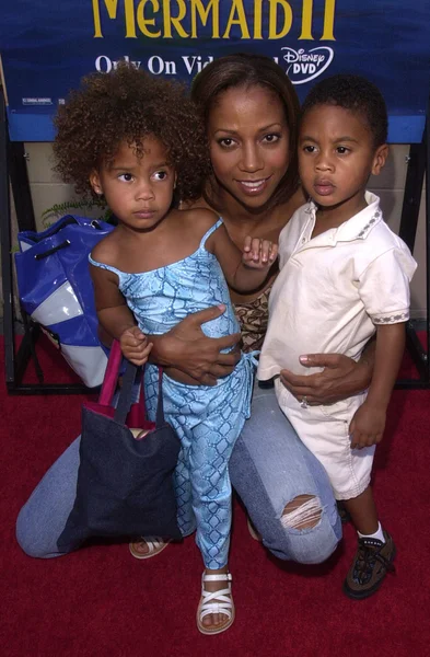 Holly Robinson Peete com os gêmeos Ryan Elizabeth e Rodney Jackson — Fotografia de Stock