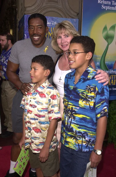 Ernie hudson und familie — Stockfoto