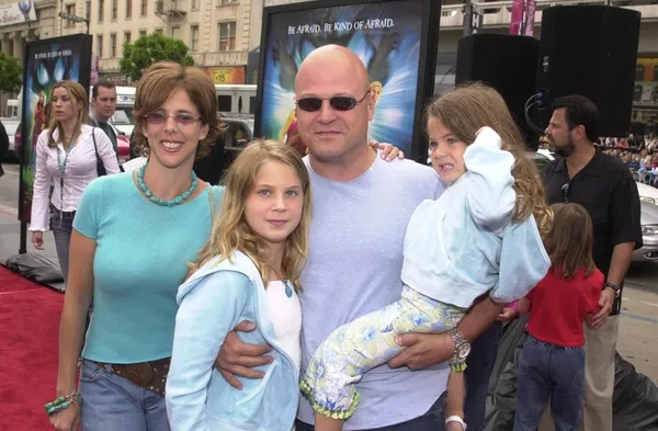 Michael Chiklis and family — Stock Photo, Image