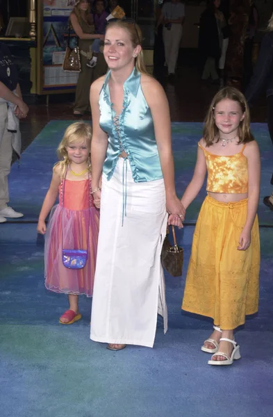 Мелисса Джоан Харт с сестрами Эли и Сэмом — стоковое фото