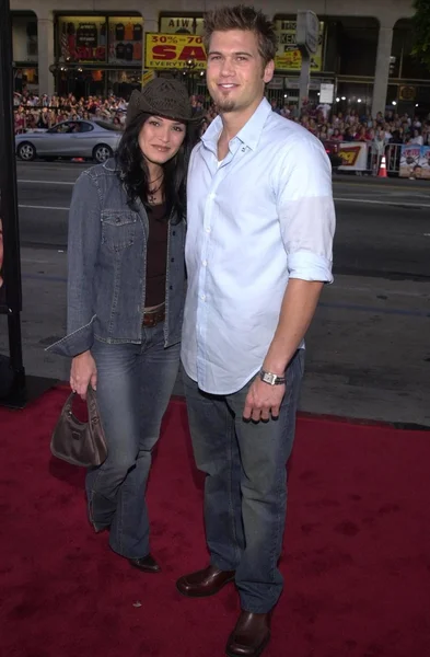 Nick Zano et Tina Malave — Photo