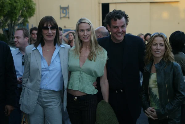 Angelica huston, kelly lynch, danny huston i sheryl crow — Zdjęcie stockowe