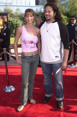 Shannon elizabeth ve joseph reitman