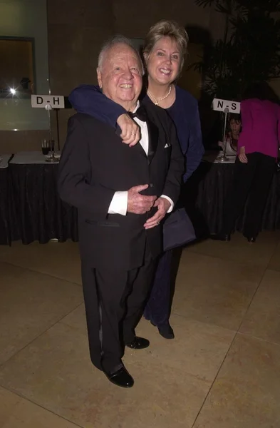 Mickey rooney och fru januari chamberlin — Stockfoto