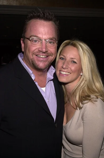 Tom arnold und ehefrau julie champnella — Stockfoto