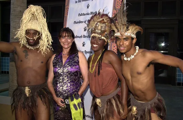 Karen allen en shaka zulu dansers — Stockfoto