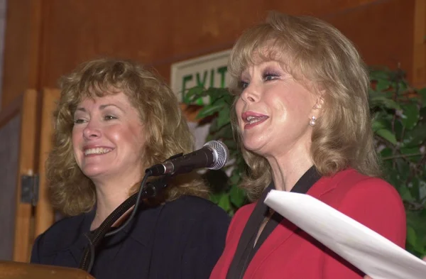 Catherine hicks och barbara eden — Stockfoto