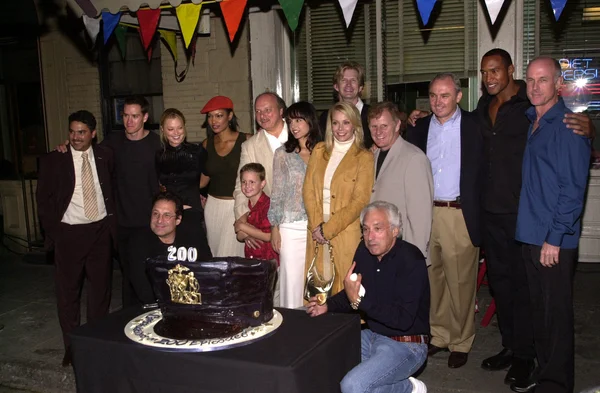 NYPD Blue cast and crew cut the cake — Stock Photo, Image