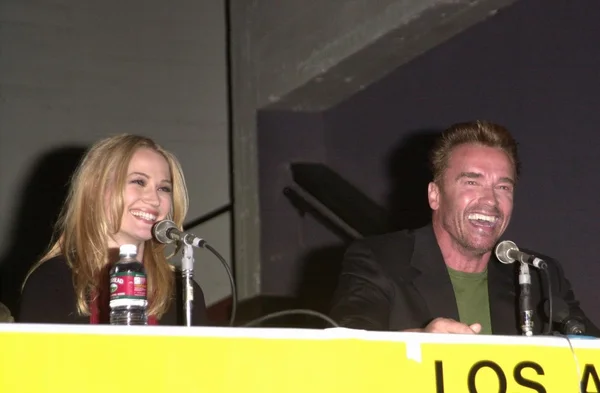 Arnold Schwarzenegger és Sarah Wynter — Stock Fotó
