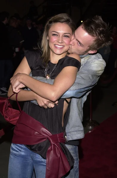 Samaire Armstrong y Aaron Paul — Foto de Stock